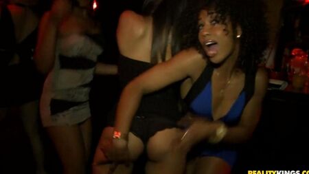 Стриптиз в ночном клубе