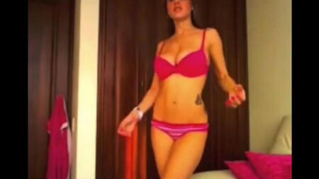 Телка с большими сиськами танцует перед вебкой