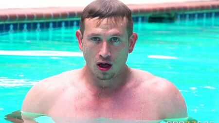 Решила позагорать и была выебана у бассейна