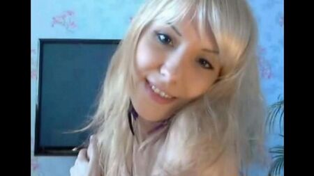 Блондинка ласкает пальцами свою пизду