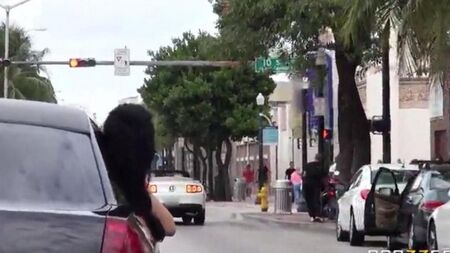 Парень при друзьях поимел двух шлюшек