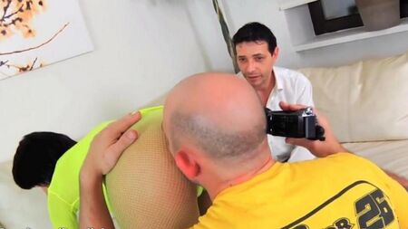 Вылизал меж ягодиц, а после засунул туда помпу