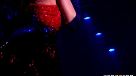 Плотно губками обхватывала его большой член