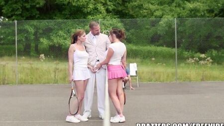 Секс подруг с богатым дядей на теннисном корте