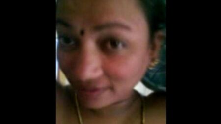 Показала свои сиськи с большими сосками