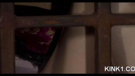 Рабыня в клетке выполняет все приказы