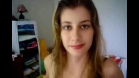 Лежит, а к ней мужчины подходят и трахают в рот