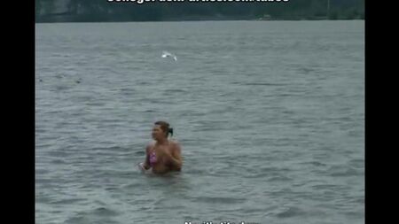 Русские студентки в молодежной групповухе на природе