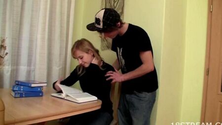 Сестра дала брату