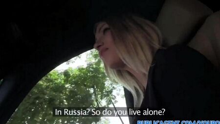 Продажная блонда сосет хуй незнакомца и трахается с ним в авто за 300 евро