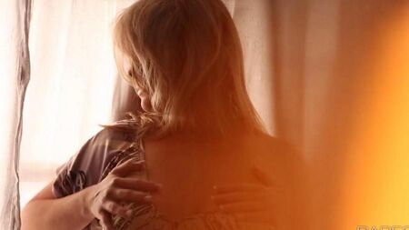 Массажирует свои большие сиськи и от этого сильно возбуждается