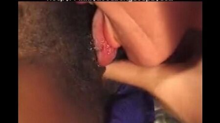 Негритянка и белый - она молодая, а он старик