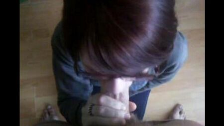 Опустилась к жилистому пенису и принялась его сосать