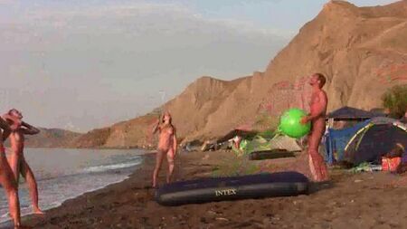 Голые играют в бадминтон