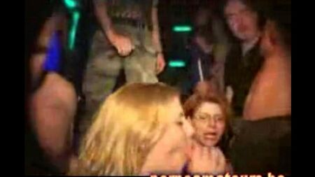 Отвязные телочки отдыхают в клубе