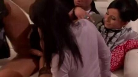 Секретарша задрала юбку и спустив трусики отдалась в бритую письку