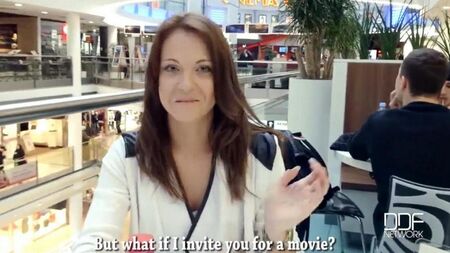 Сосет парню за рулем в авто