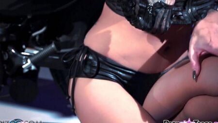 Juelz Ventura мастурбирует в гараже