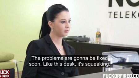 Брюнетка трахнулась на столе с агентом кастинга