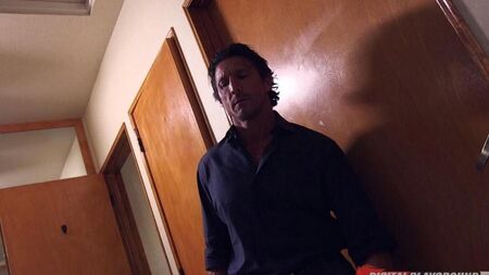 Жаркий секс на барной стойке