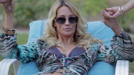 Дамы по очереди сосут член парня и наслаждаются сексом