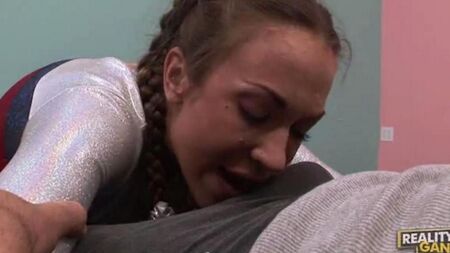 Порнуха с гимнасткой - очень горячей штучкой