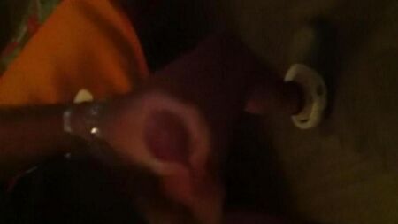 Дрочить перед зеркалом было очень приятно парню