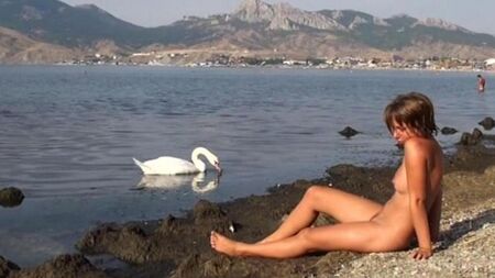 Голая на берегу реки