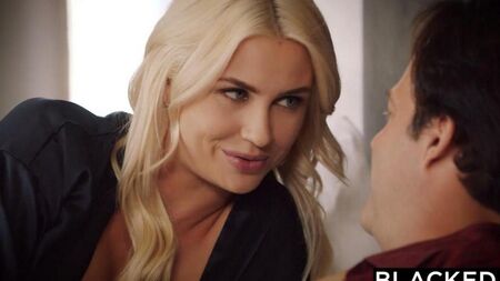 Черный член для маленькой писечки блонды