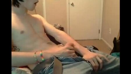 Парень дрочит на вебку для своей девушки