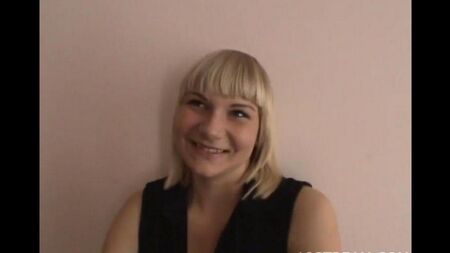 Молодой парень учится делать куни на подруге