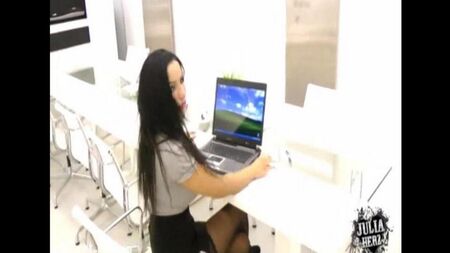 Секретарша мастурбирует