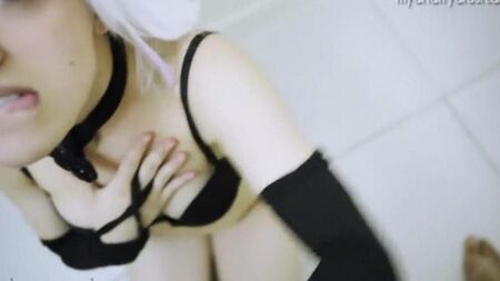 Блондинка смотрит на кончающий член мужчины