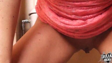 Мастурбирует и писает