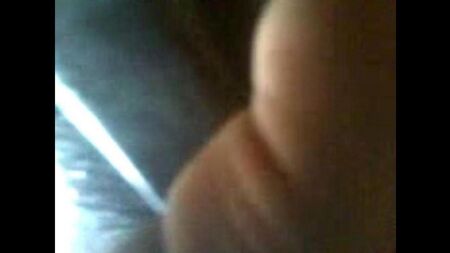 В автобусе плотно прижался к попке телки