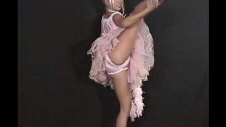 Русская танцует и возбуждает всех окружающих