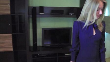 Очень красивая девушка раздевается