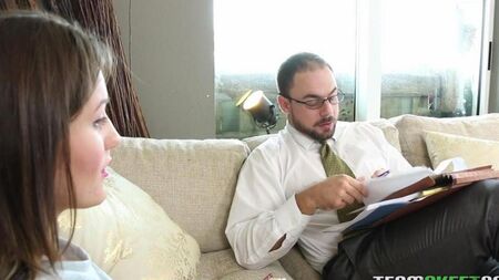 Падчерица соблазнила отчима голой писькой