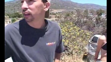 Двое выебали девушку, затащив ее в машину