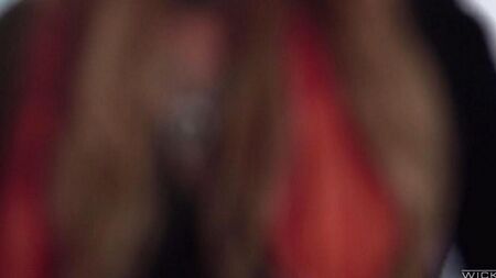 Три хмыря насаживают блондинку в чулках