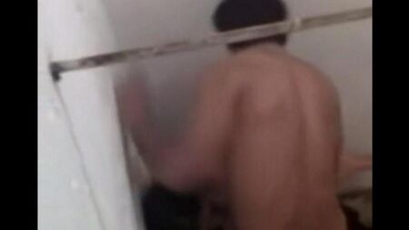 Секс в кабинке ночного клуба на скрытую камеру