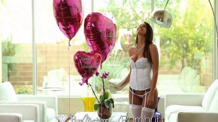 С молодой брюнеткой на кровати