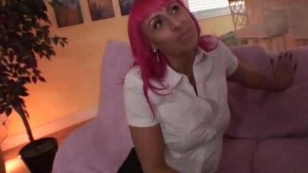 Сучка с розовыми волосами любит по-собачьи