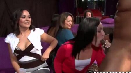 Жесткое порно в клубе