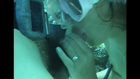 Под водой ебет женщину с волосатым лобком