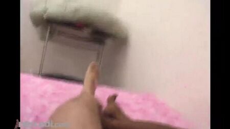 Молодая черная соска с большим клитором сосет белый хуй