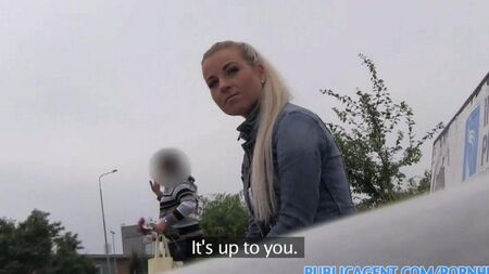 Подцепил девку на дороге и трахнул в машине