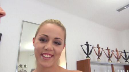 Шлюшка отдалась мужику в рот за новое платье