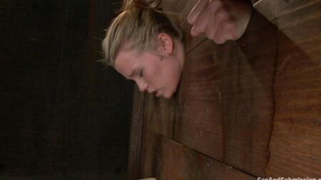 Секс унижение и подчинение блондинки