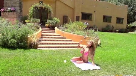 Жаркая ебля на газоне